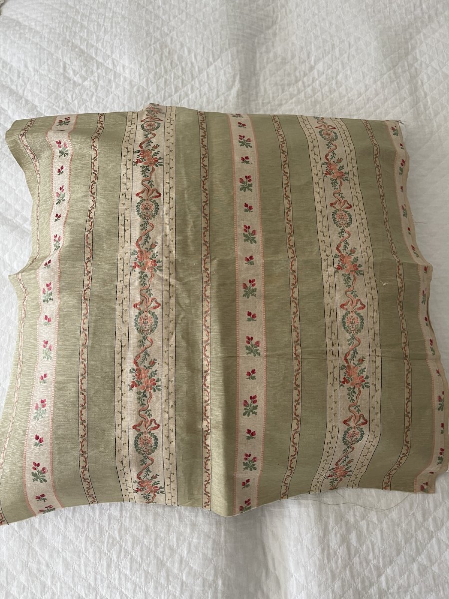 Fragment de soie jacquard à décor de rayures et guirlandes fleuries – Début du XXᵉ siècle-photo-3