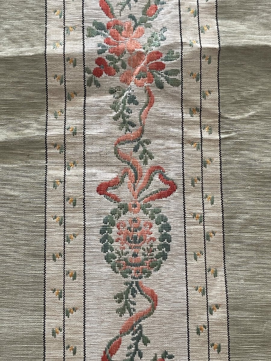 Fragment de soie jacquard à décor de rayures et guirlandes fleuries – Début du XXᵉ siècle-photo-4