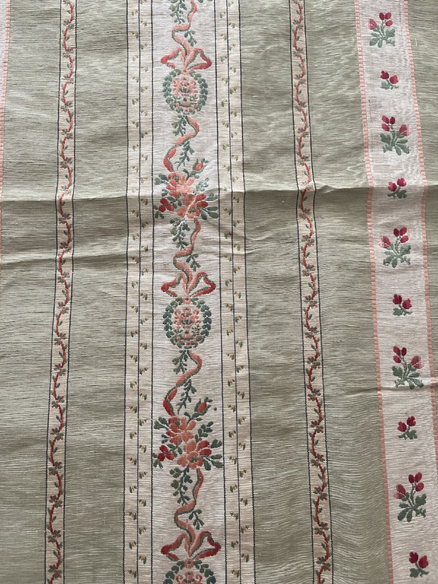 Fragment de soie jacquard à décor de rayures et guirlandes fleuries – Début du XXᵉ siècle-photo-2