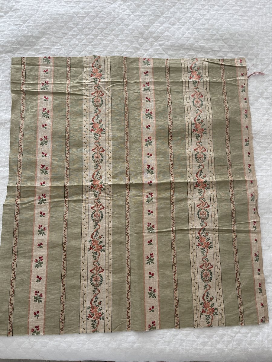 Fragment de soie jacquard à décor de rayures et guirlandes fleuries – Début du XXᵉ siècle-photo-3