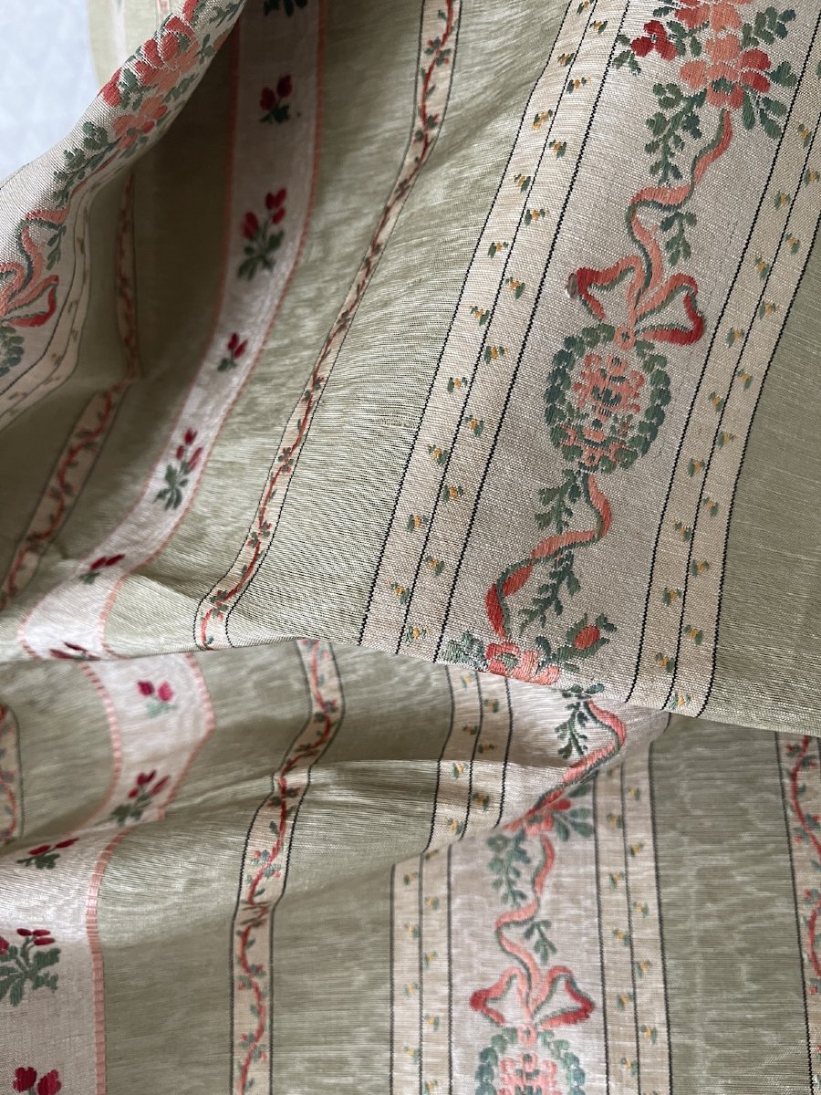 Fragment de soie jacquard à décor de rayures et guirlandes fleuries – Début du XXᵉ siècle-photo-4