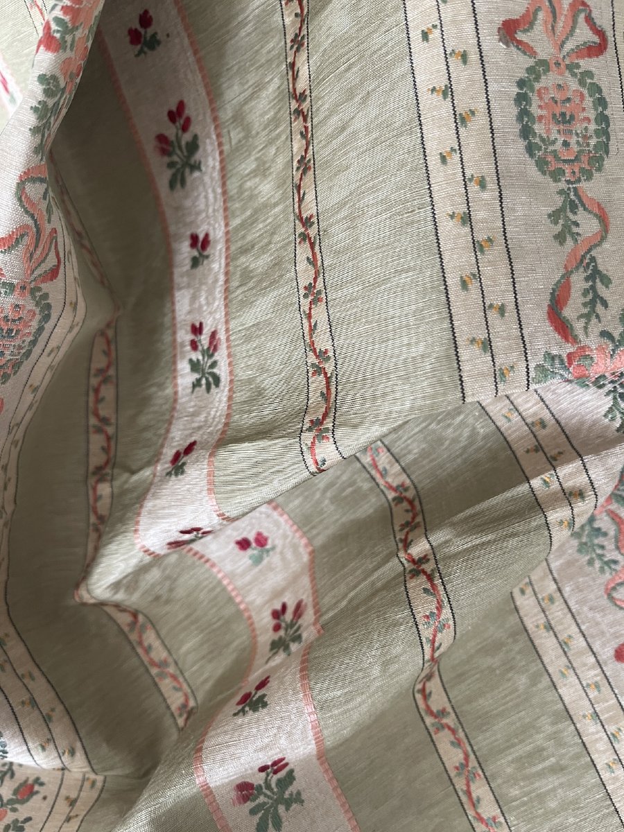 Fragment de soie jacquard à décor de rayures et guirlandes fleuries – Début du XXᵉ siècle-photo-5
