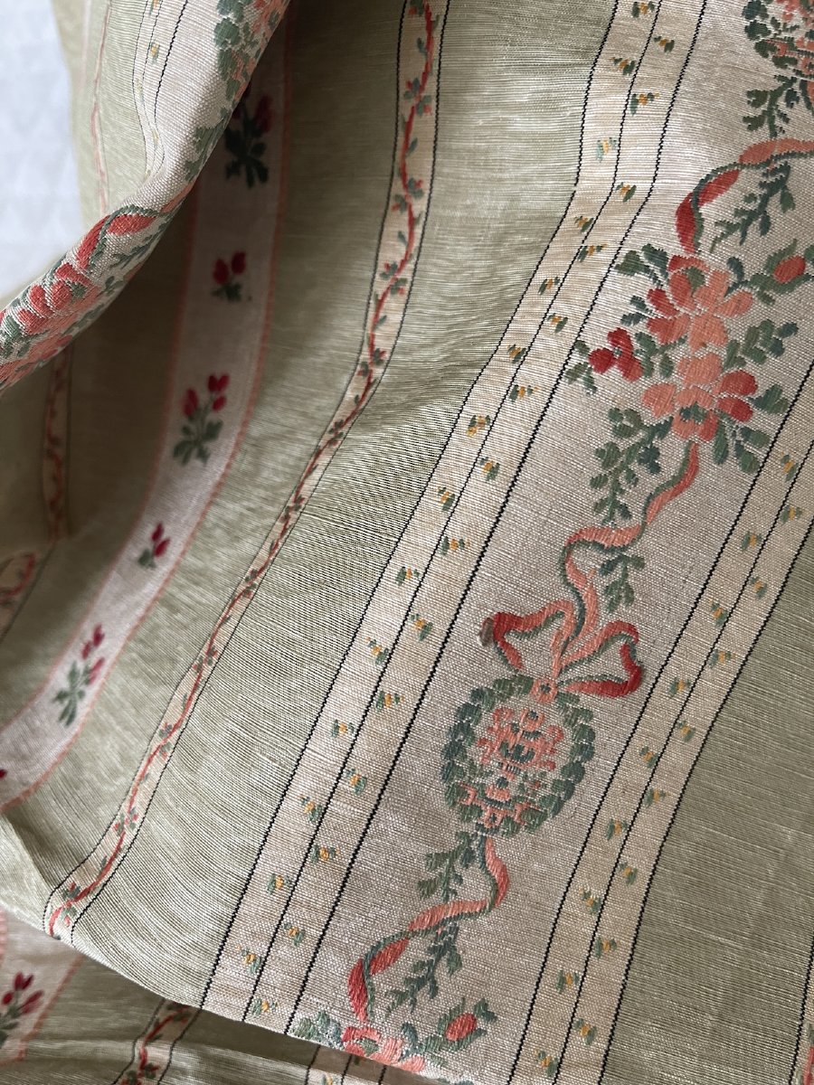 Fragment de soie jacquard à décor de rayures et guirlandes fleuries – Début du XXᵉ siècle