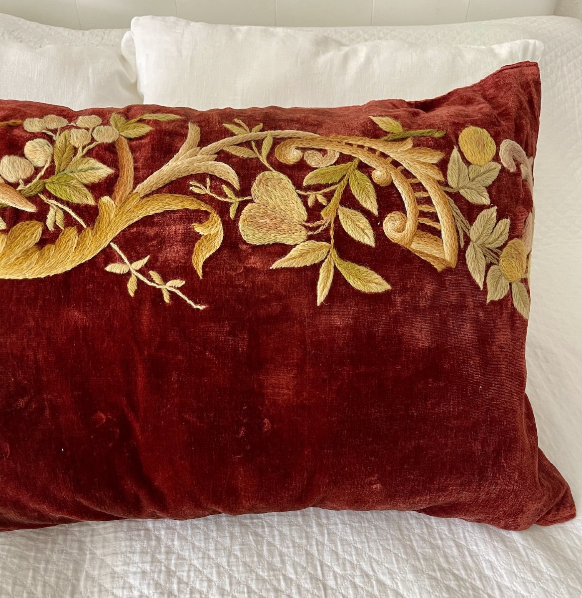 Premier Coussin d'apparat XIXème  en velours de soie brodé 88 cm x 56 cm-photo-3