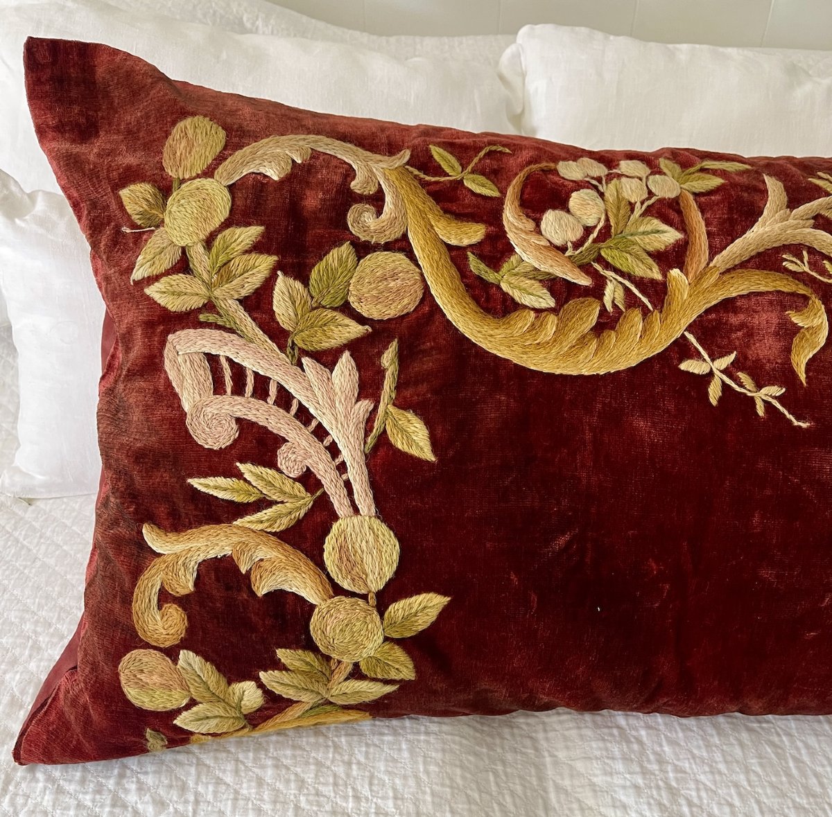 Premier Coussin d'apparat XIXème  en velours de soie brodé 88 cm x 56 cm-photo-4