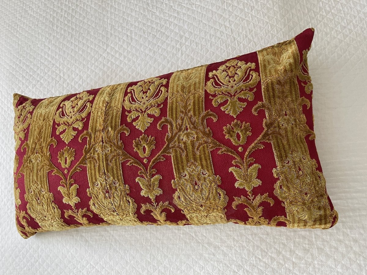 Paire de coussins  en velours rouge cramoisi décor doré  72 cm x 40 cm demeure aristocratique-photo-2