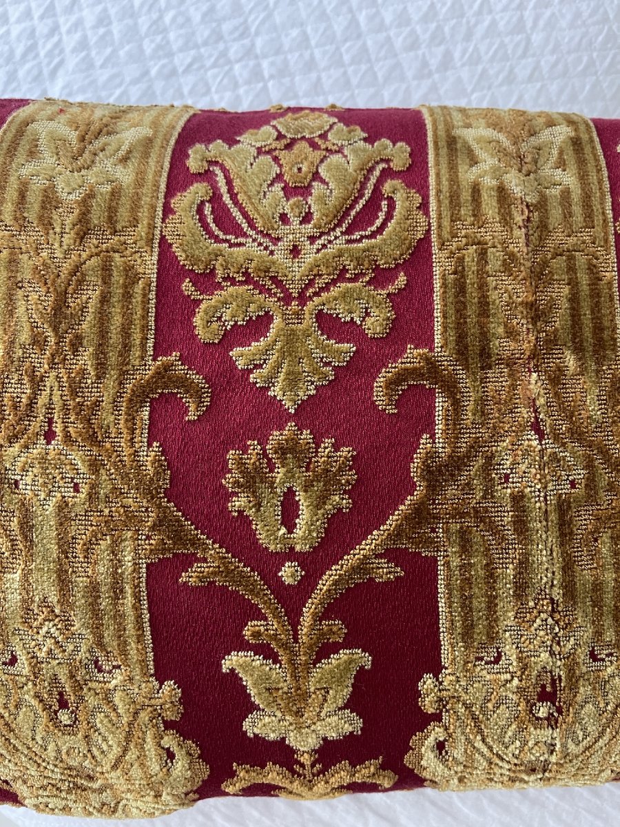 Paire de coussins  en velours rouge cramoisi décor doré  72 cm x 40 cm demeure aristocratique-photo-3