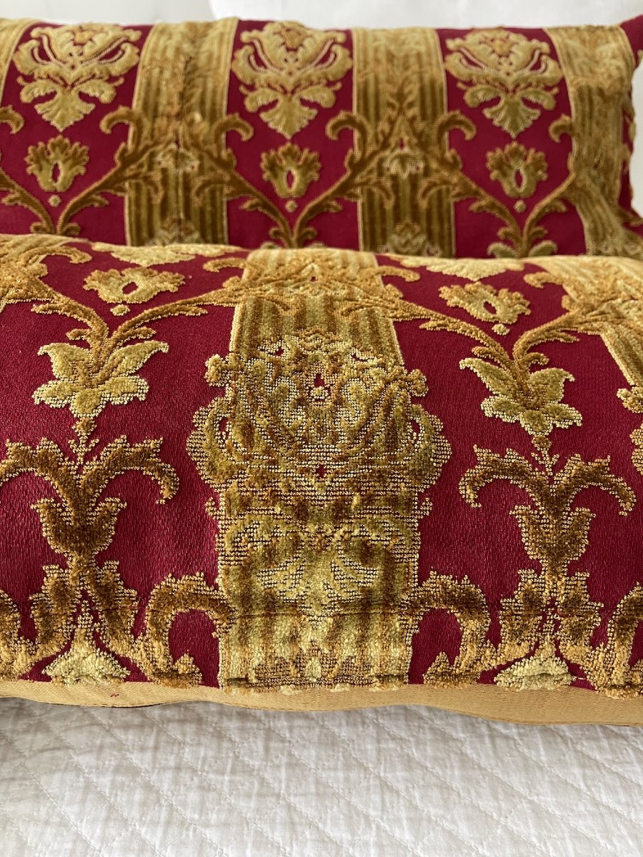 Paire de coussins  en velours rouge cramoisi décor doré  72 cm x 40 cm demeure aristocratique-photo-1