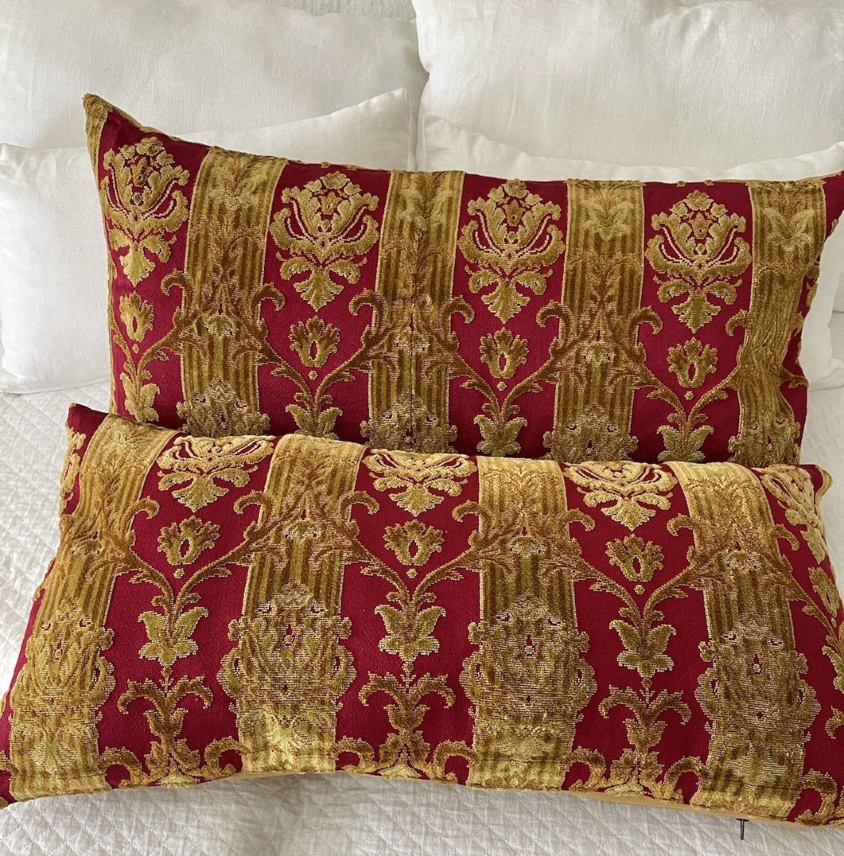 Paire de coussins  en velours rouge cramoisi décor doré  72 cm x 40 cm demeure aristocratique-photo-2