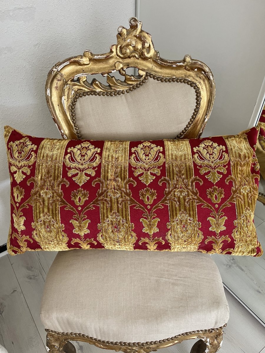 Paire de coussins  en velours rouge cramoisi décor doré  72 cm x 40 cm demeure aristocratique-photo-3