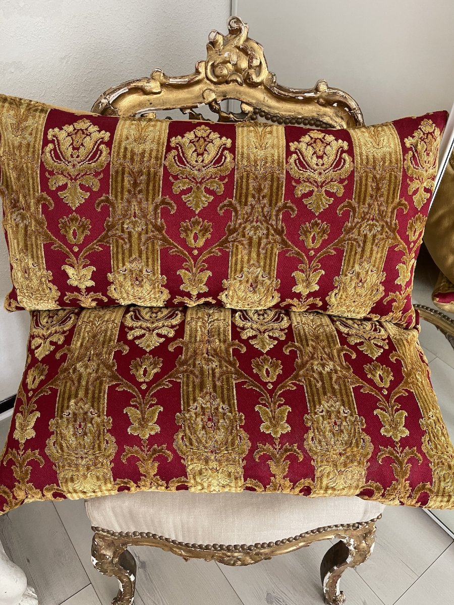 Paire de coussins  en velours rouge cramoisi décor doré  72 cm x 40 cm demeure aristocratique-photo-4