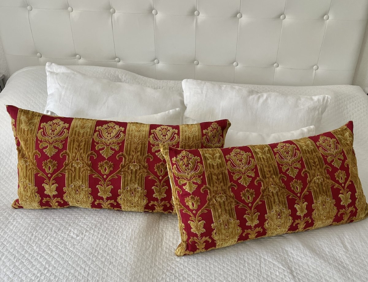 Paire de coussins  en velours rouge cramoisi décor doré  72 cm x 40 cm demeure aristocratique-photo-6