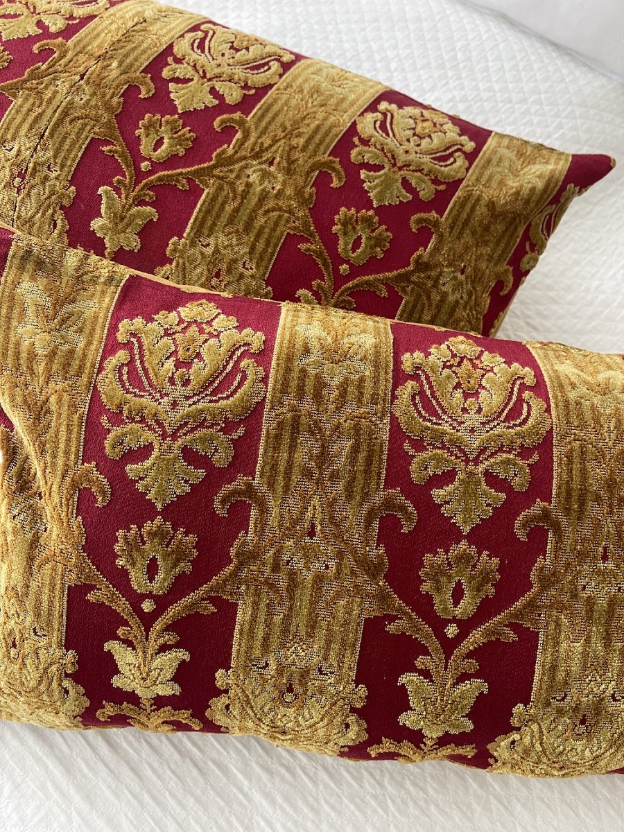 Paire de coussins  en velours rouge cramoisi décor doré  72 cm x 40 cm demeure aristocratique-photo-8