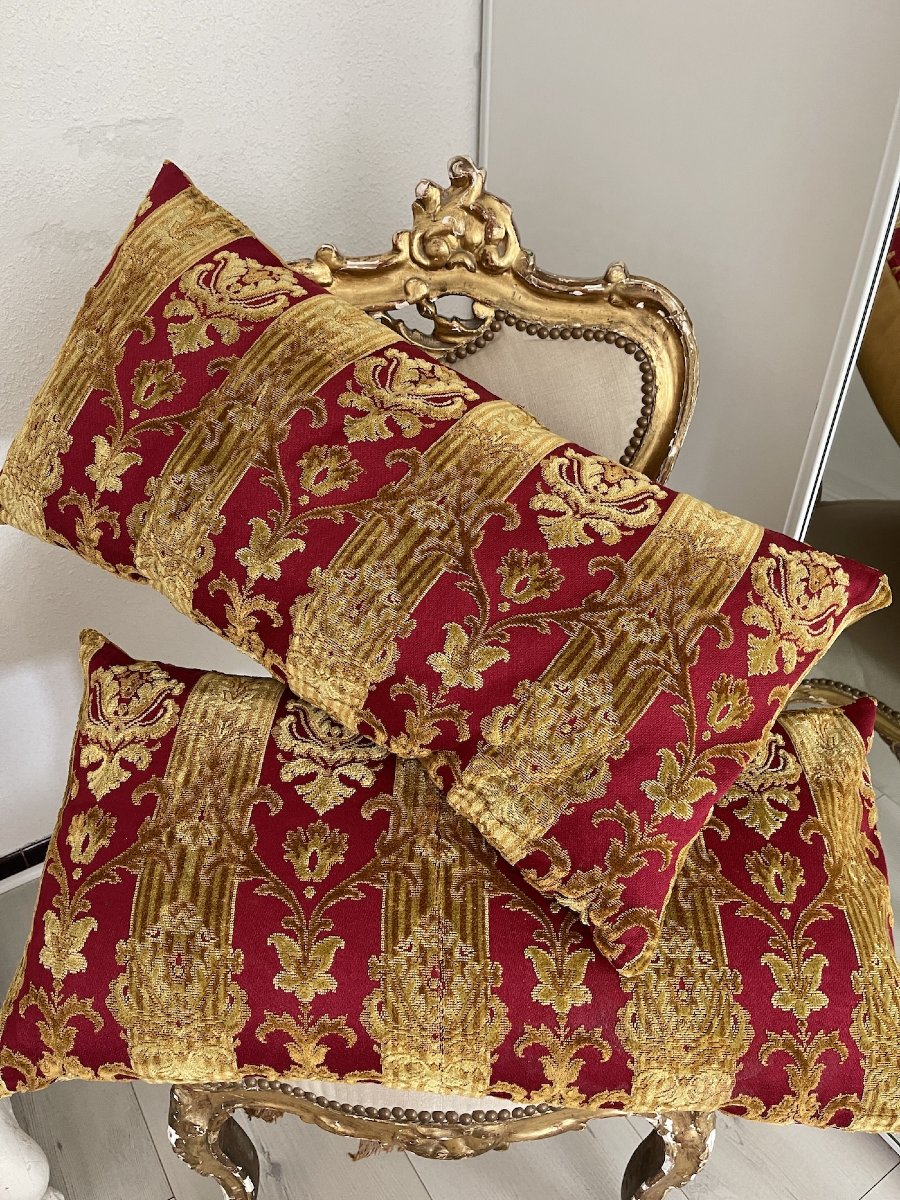 Paire de coussins  en velours rouge cramoisi décor doré  72 cm x 40 cm demeure aristocratique