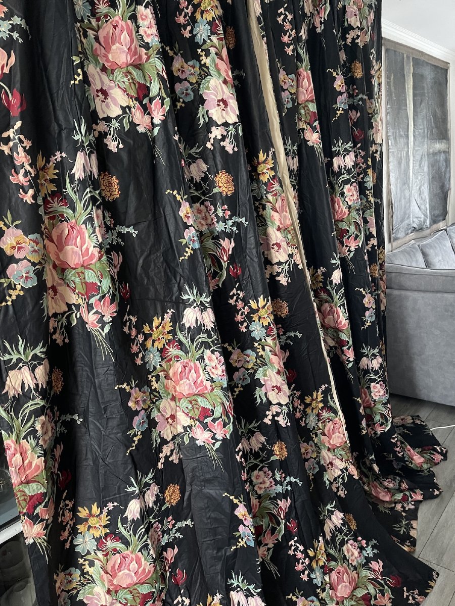 Première Paire de rideaux en chintz à décor floral roses, pivoines, oeillets