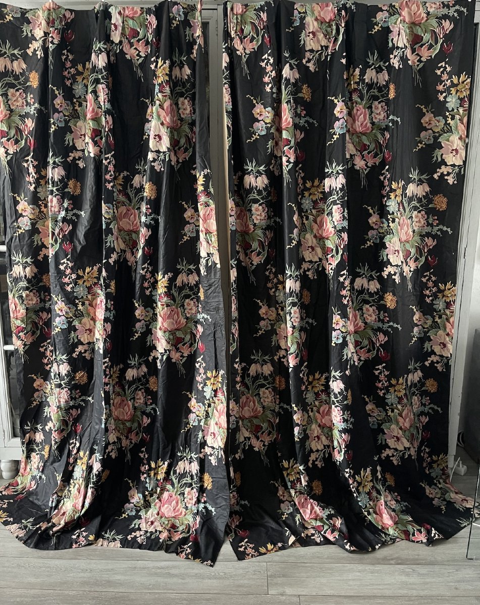 Seconde Paire de rideaux en chintz à décor floral roses, pivoines, oeillets