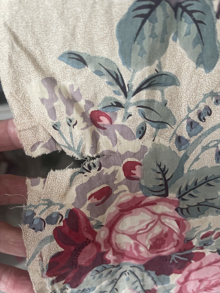 Second Fragment d’étoffe imprimée – XVIIIème siècle floral décor roses anciennes-photo-3
