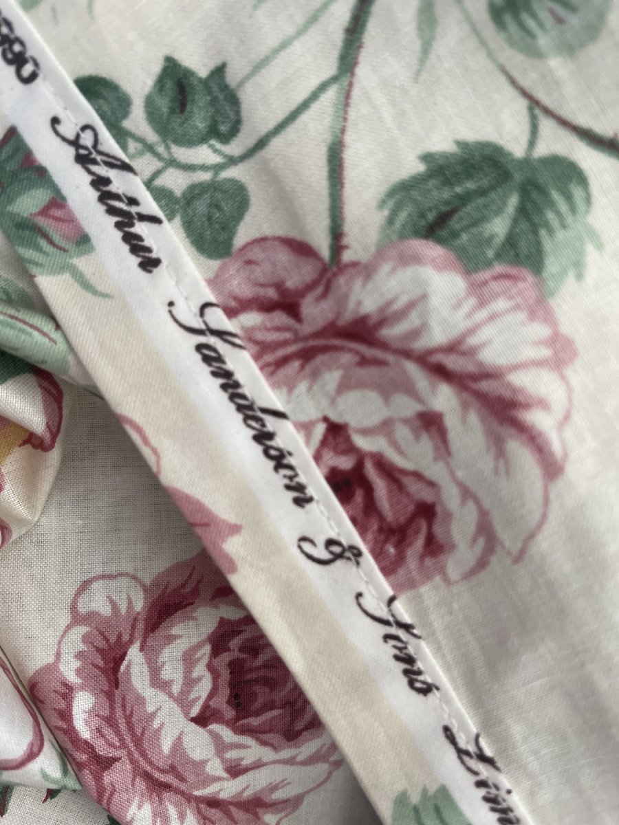 Pair Of Chintz Curtains With A Ribbon-wrapped Rose Pattern  -photo-1