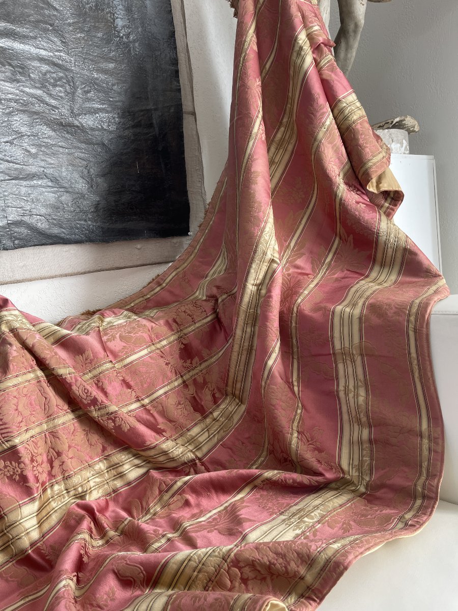 Paire de rideaux anciens en soie rose à décor floral – XIXème siècle