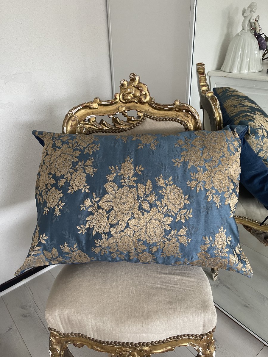 Coussin en soie bleue à décor floral beige-photo-2