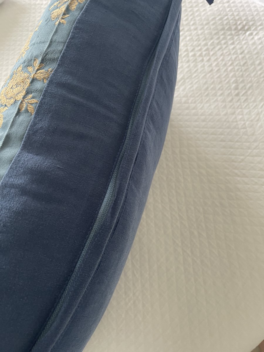 Coussin en soie bleue à décor floral beige-photo-3