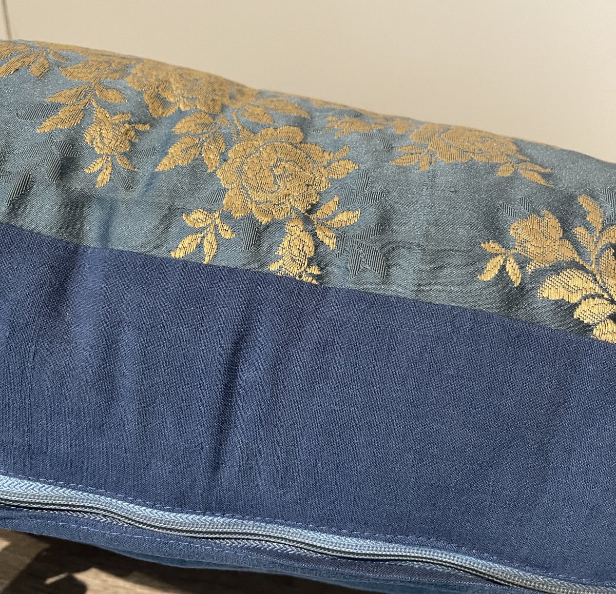 Coussin en soie bleue à décor floral beige-photo-4