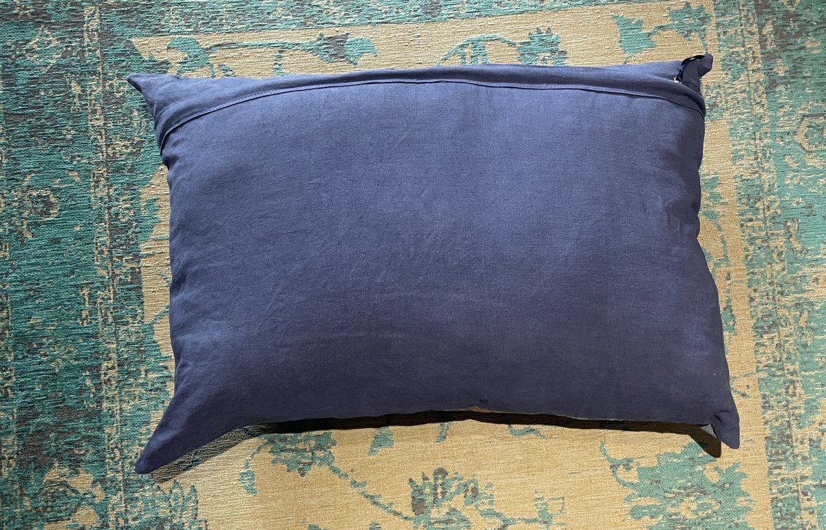 Coussin en soie bleue à décor floral beige-photo-1