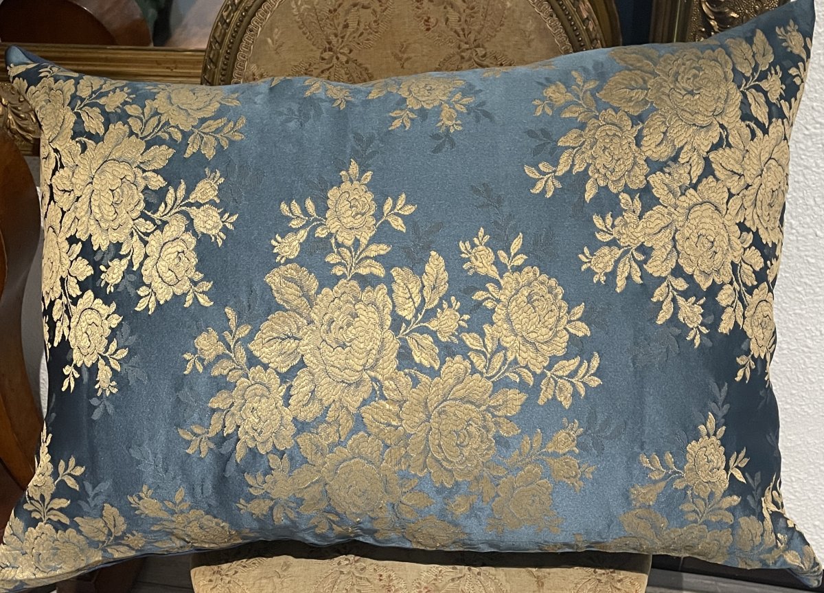 Coussin en soie bleue à décor floral beige-photo-3