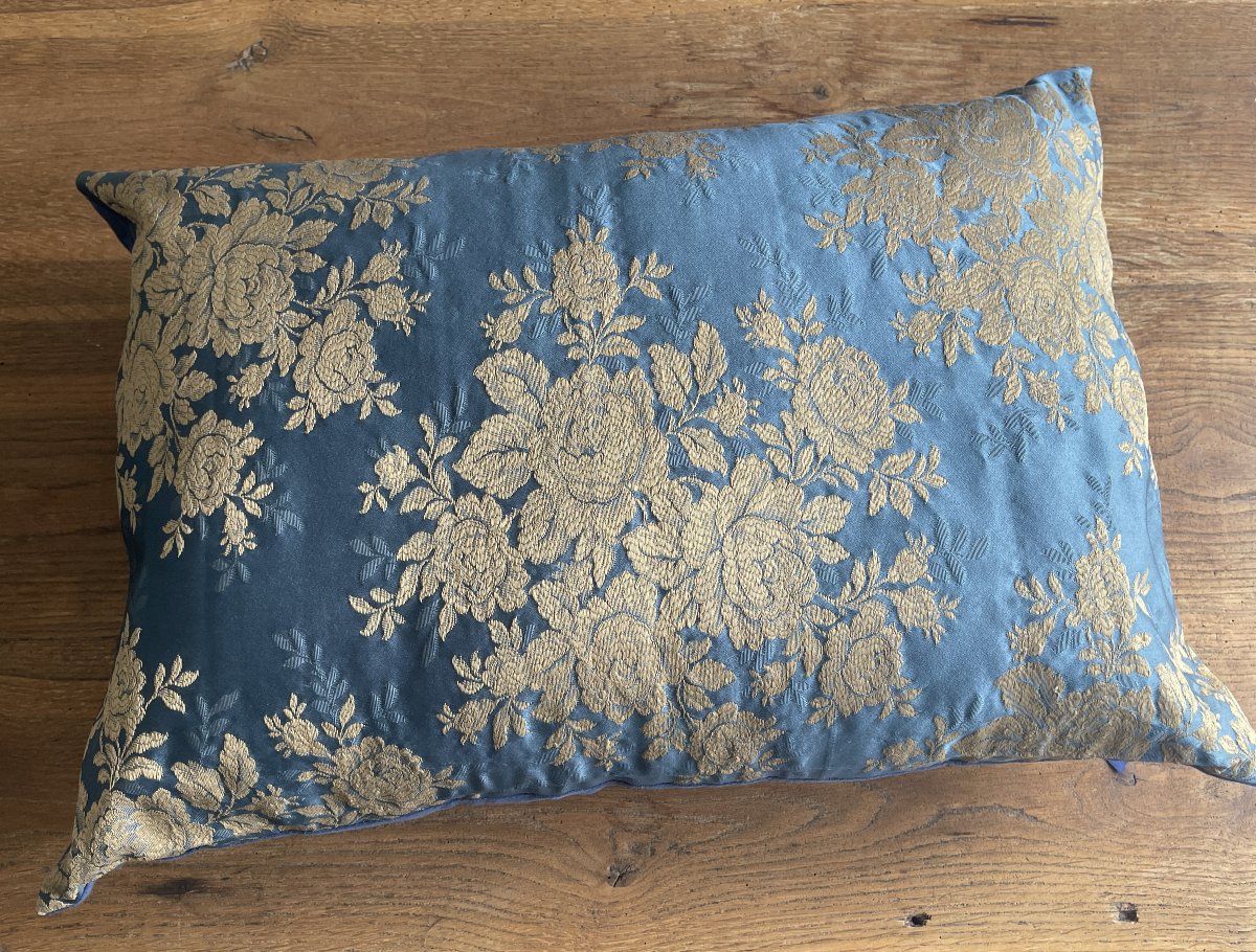 Coussin en soie bleue à décor floral beige-photo-4