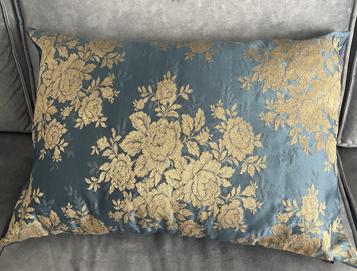 Coussin en soie bleue à décor floral beige-photo-6