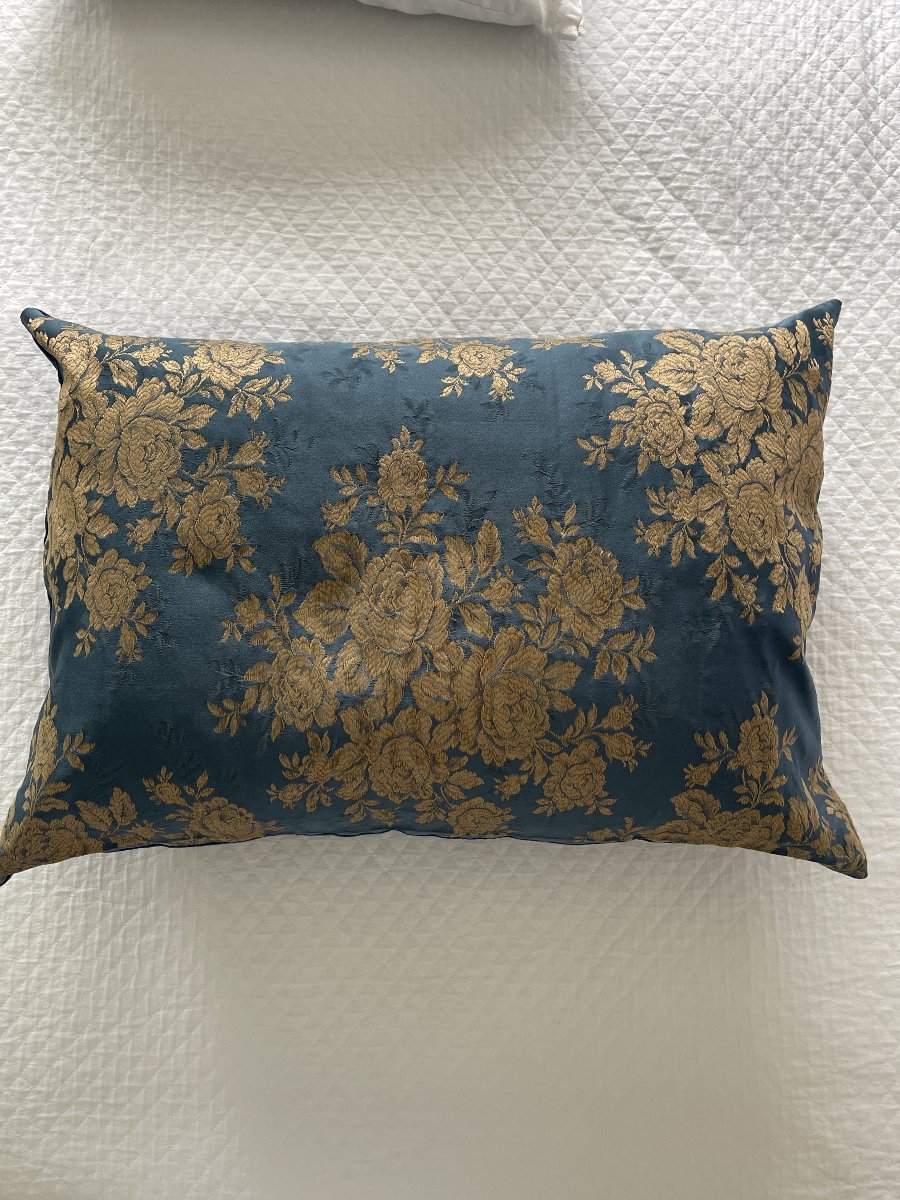 Coussin en soie bleue à décor floral beige-photo-7