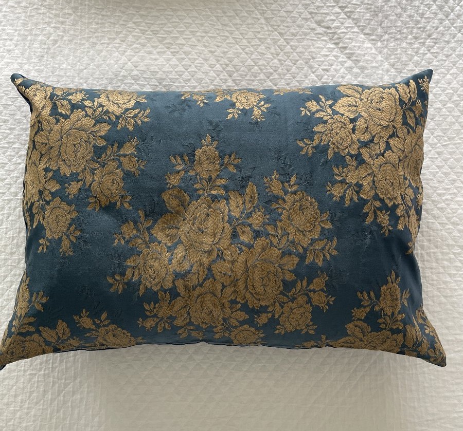 Coussin en soie bleue à décor floral beige