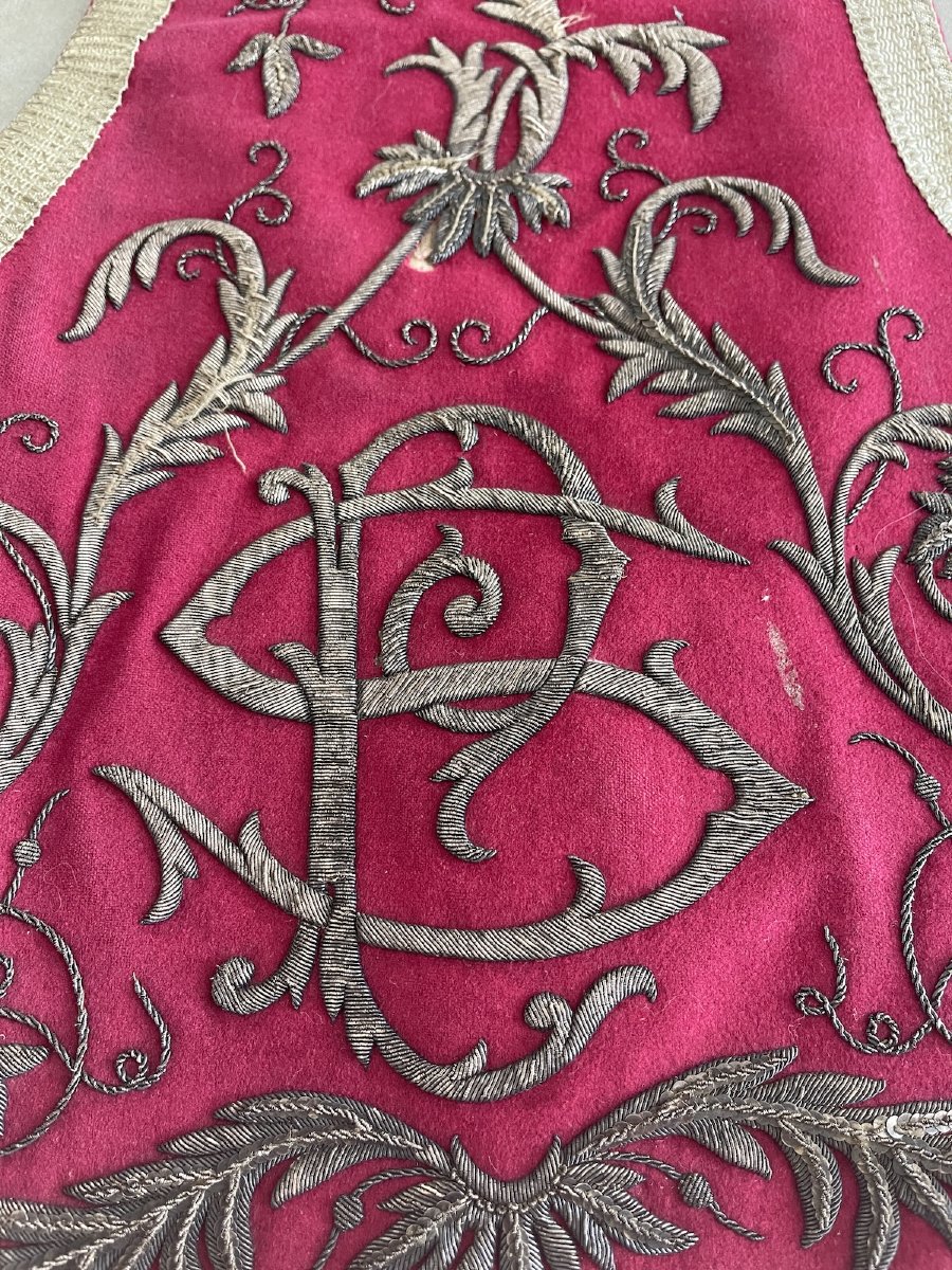 N 2 : Étole ancienne XIXème en drap de laine rouge brodée de fils métalliques argent monogramme-photo-2
