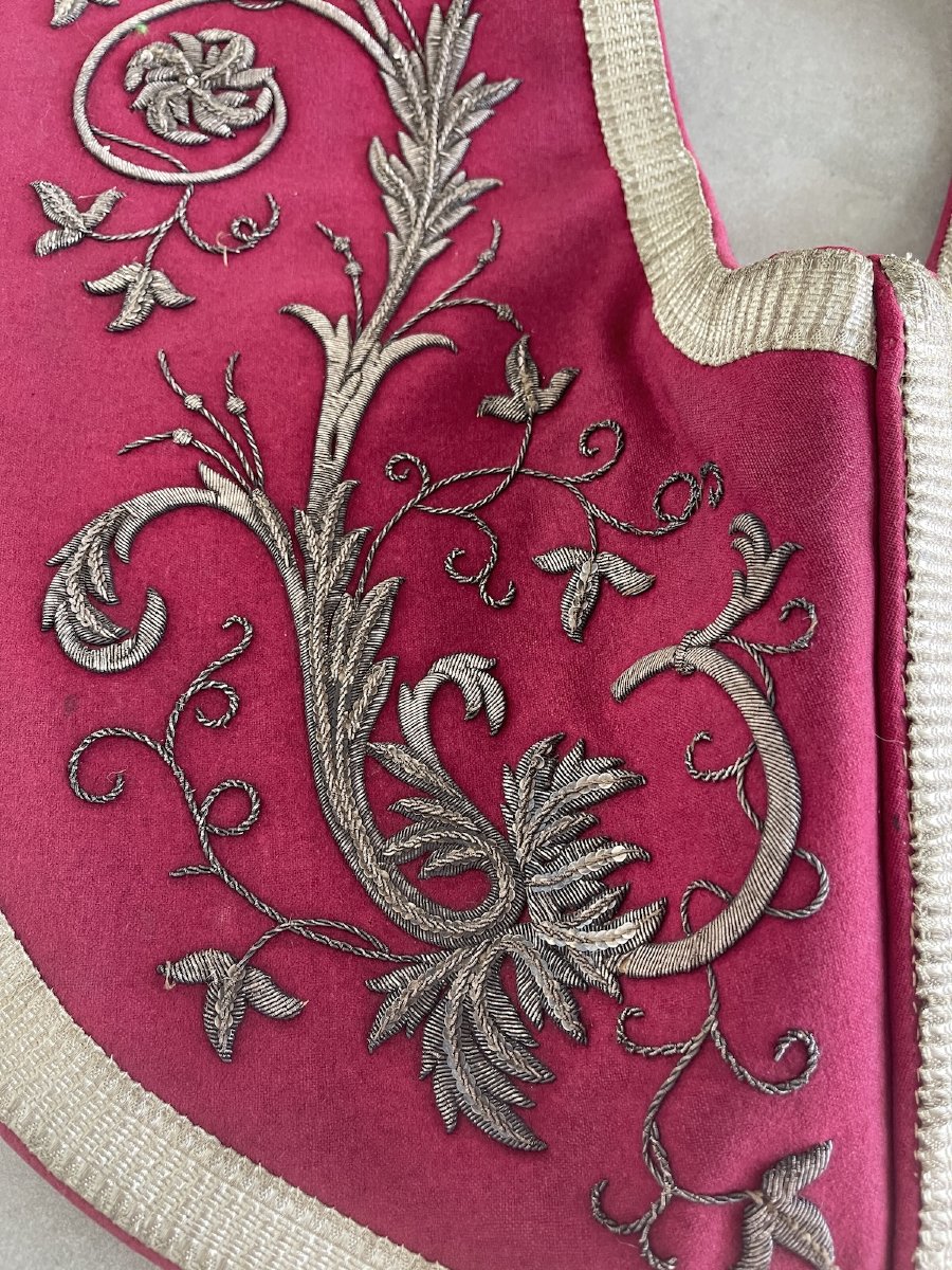N 2 : Étole ancienne XIXème en drap de laine rouge brodée de fils métalliques argent monogramme-photo-4