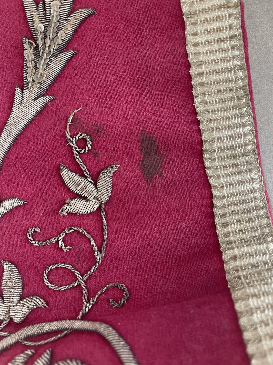 N 2 : Étole ancienne XIXème en drap de laine rouge brodée de fils métalliques argent monogramme-photo-2