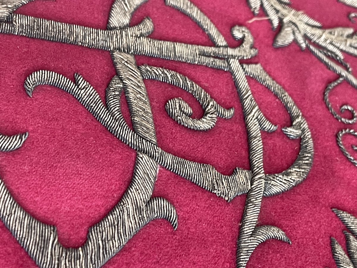 N 2 : Étole ancienne XIXème en drap de laine rouge brodée de fils métalliques argent monogramme-photo-3