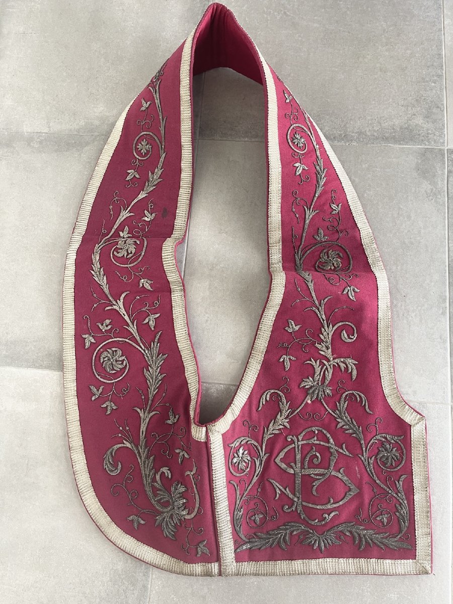 N 2 : Étole ancienne XIXème en drap de laine rouge brodée de fils métalliques argent monogramme