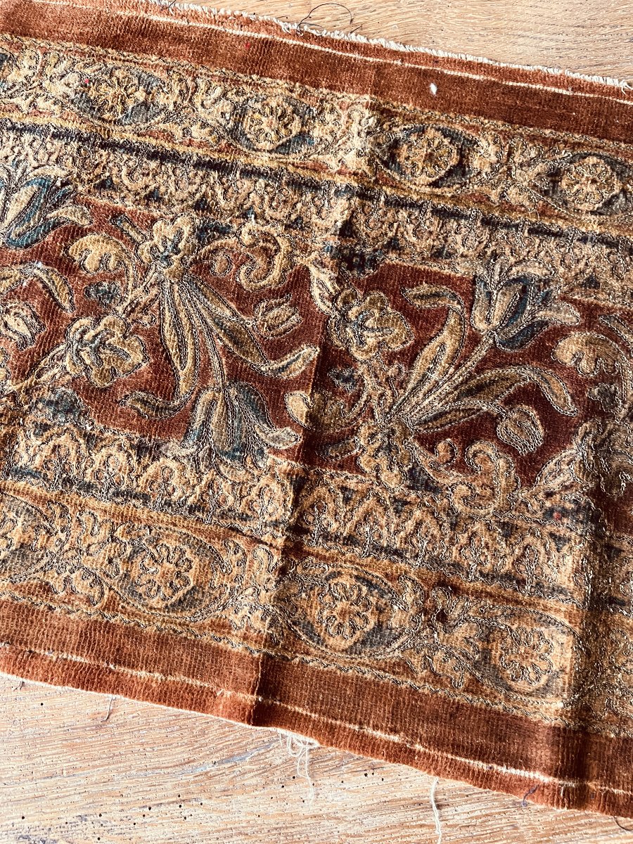 Panneau de velours imprimé à décor floral brodé de fils métalliques – XIXᵉ siècle-photo-4