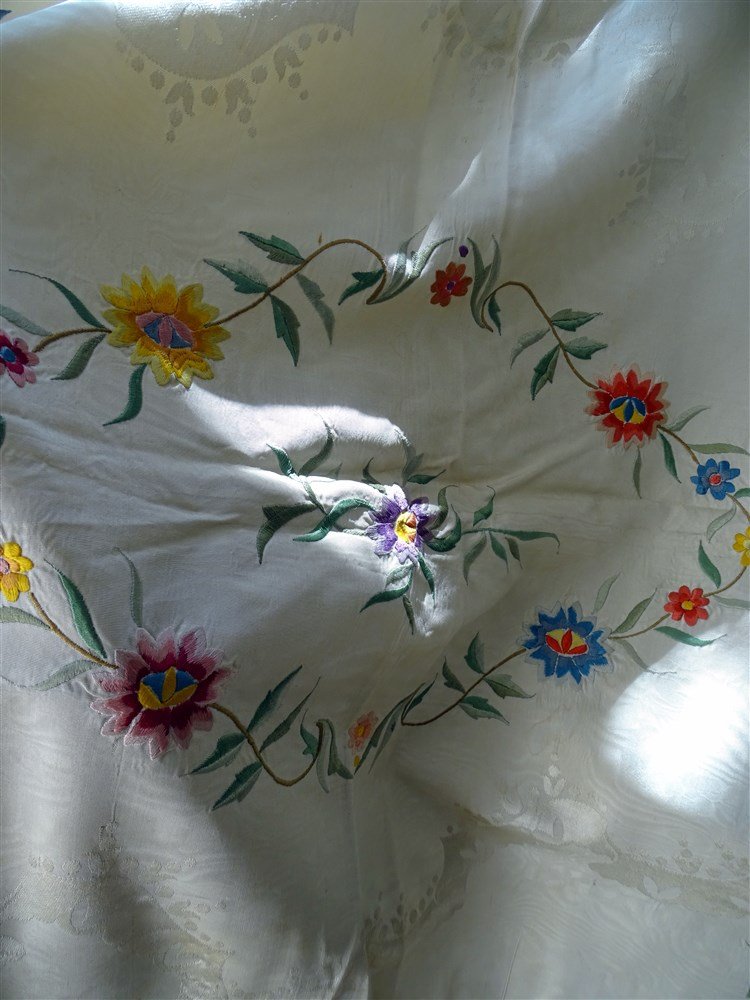 Tapis De Table Ou Dessus De Lit Satin moiré ivoire Et  Broderies De Fleurs-photo-1