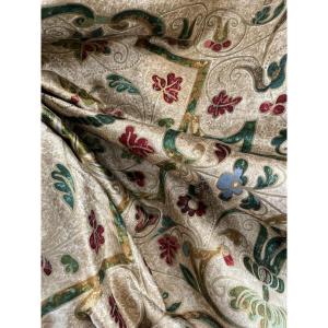 Premier Métrage de tissu ancien – Décor Renaissance ornemental