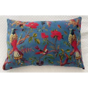 Coussin en velours bleu au décor d’oiseaux multicolores