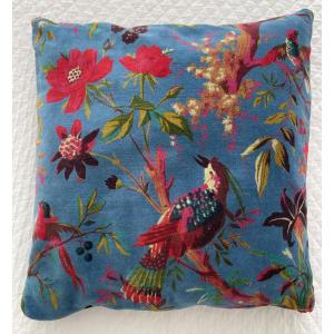 Coussin en velours bleu au décor d’oiseaux multicolores