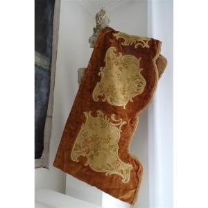 Seconde Cantonnière XIXᵉ en velours et appliques de soierie au décor floral