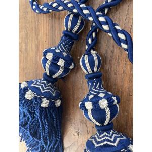 Deux Pompons Anciens En Passementerie Bleu Et Ivoire