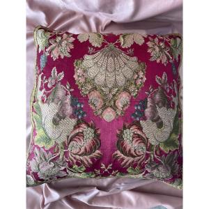 Coussin en soie brochée XIXème – Décor floral et fruitier sur fond fuchsia