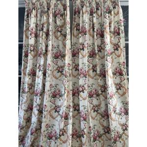 Paire de rideaux en chintz Sanderson, décor de roses enrubannées – Angleterre, XXe siècle