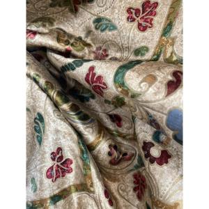 Premier Métrage de tissu ancien – Décor Renaissance ornemental