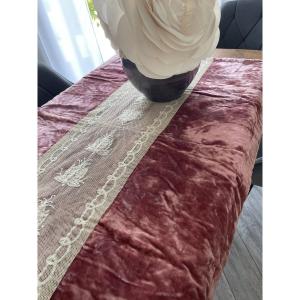 Tapis de Table ou Tête de Lit en Velours de Soie Capitonné et Dentelle Brodée – Début XXe Siècl