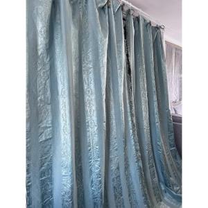 Paire De Rideaux En Soie Damas Bleu Ciel À Décor De Médaillons – Style Louis XVI