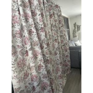 Première Paire de rideaux à décor floral sur fond damassé – Doublés – XXᵉ siècle